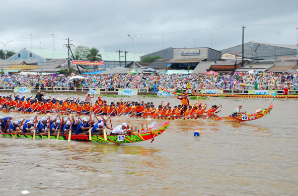Competición tradicional de remo de los Khmers en Sóc Trang